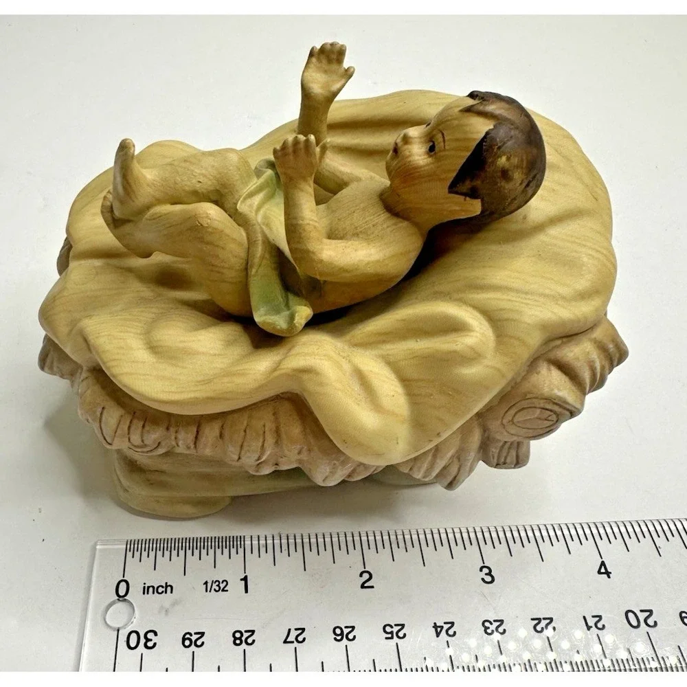 Sams Club Members mark Baby Jesus Replacement From Nativity Set‎